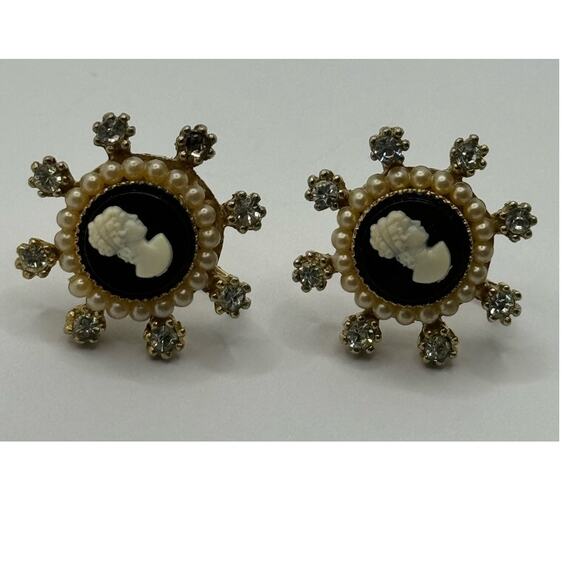 Coro VTG 1950's Cameo Gold Tone Rhinestone Faux Pearl Screw Back Earrings - Picture 1 of 4